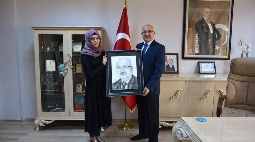 Irak&rsquo;lı Kursiyer Milli Eğitim M&uuml;d&uuml;r&uuml;&rsquo;n&uuml;n Resmini &Ccedil;izdi