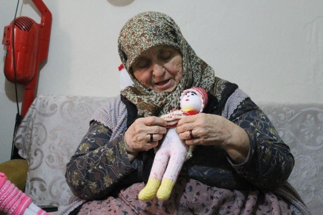 Elleriyle &Ouml;rd&uuml;ğ&uuml; Bebekleri Satıp Ge&ccedil;imini Sağlıyor