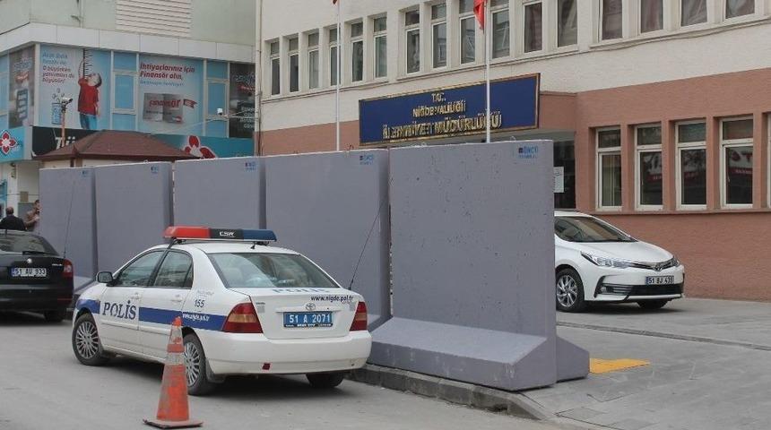 Emniyet &Ouml;n&uuml;ne Duvarlı &Ouml;nlem