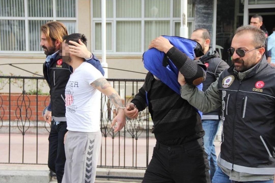 Ambar Kamyonu Ve Motosikletle Uyuşturucu Sevkiyatına 5 G&ouml;zaltı