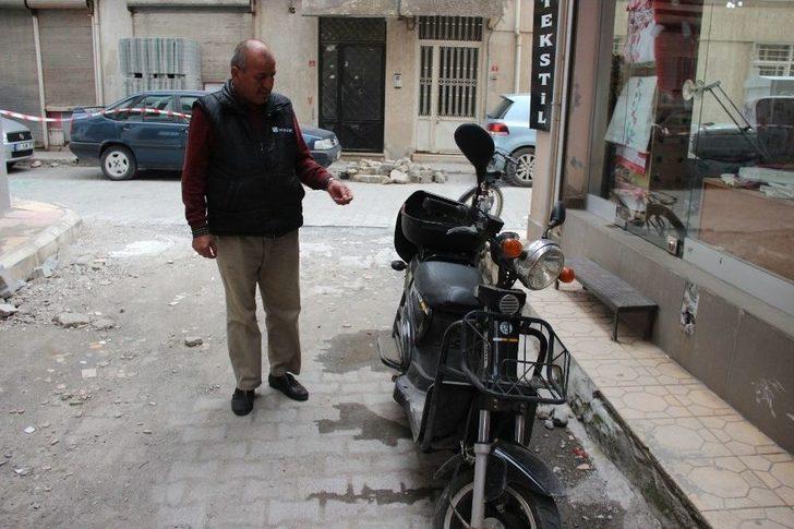 Fırtınadan Uçan Cam Balkon Motosiklet Sürücüsünü Ağır Yaraladı G4