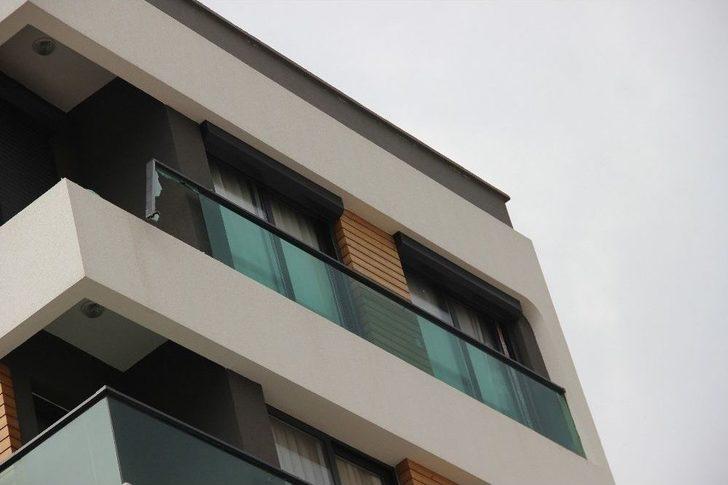 Fırtınadan Uçan Cam Balkon Motosiklet Sürücüsünü Ağır Yaraladı G5