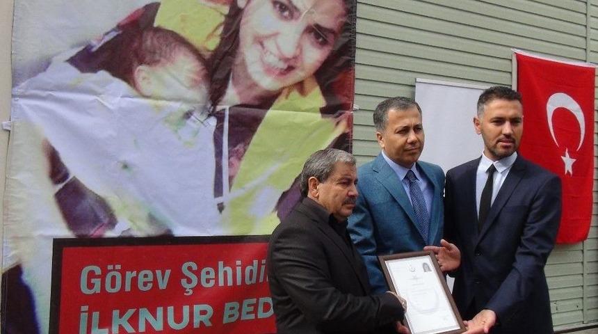 Kazazedeye Müdahale Ederken Geçirdiği Trafik Kazasında Ölen Hemşirenin Ailesine Şehitlik Beratı Verildi