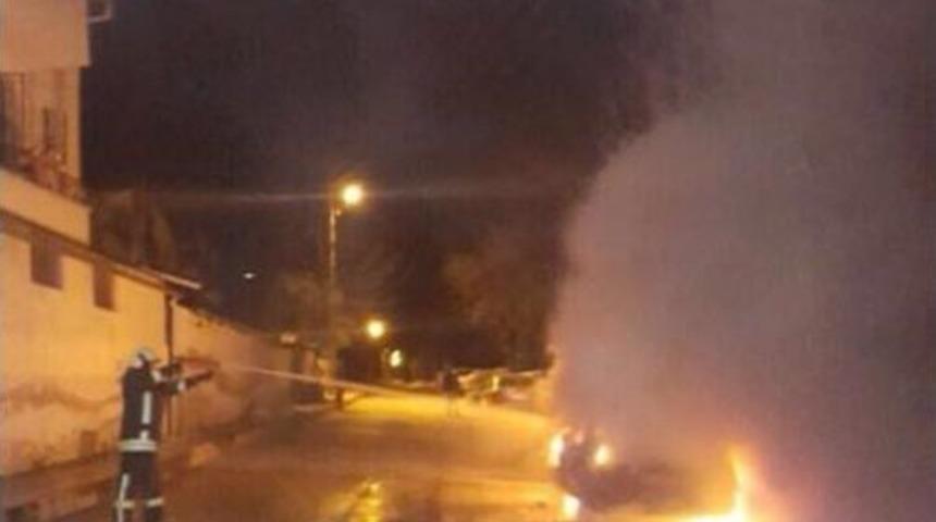 Park Halindeki Otomobil Alev Alev Yandı