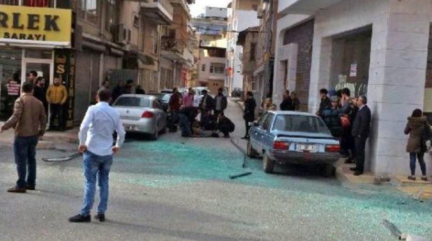 Cam Balkon Korkuluğu Yoldan Ge&ccedil;en Gencin &Uuml;zerine D&uuml;şt&uuml;