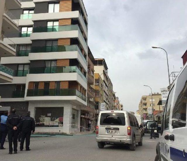 Cam Balkon Korkuluğu Yoldan Geçen Gencin Üzerine Düştü