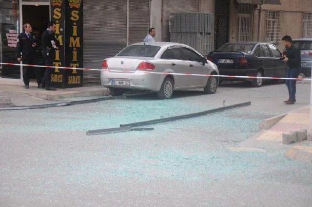 Cam Balkon Korkuluğu Yoldan Geçen Gencin Üzerine Düştü