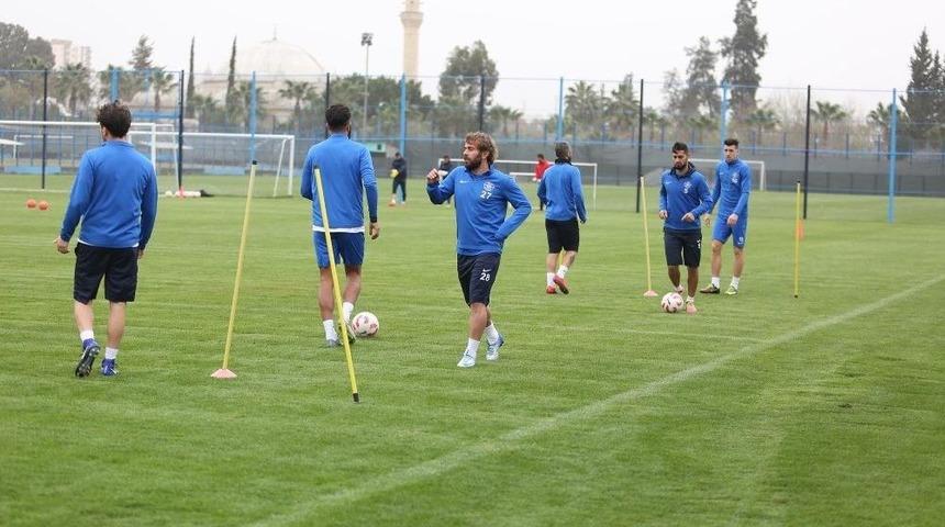 Adana Demirspor &Ccedil;alışmalarını S&uuml;rd&uuml;r&uuml;yor