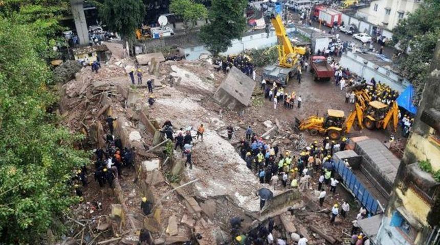 Hindistan'da 35 yıllık bina çöktü