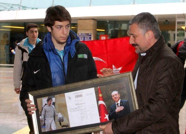 94 Yıl Sonra Madalya Getiren Milli Eskrimci Hava Limanında Karşılandı