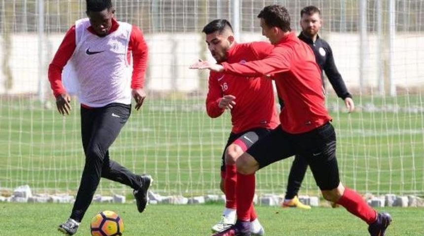 Antalyaspor'da Eto'o'nun 36'ncı Yaş G&uuml;n&uuml; Antrenman Sahasında Kutladı