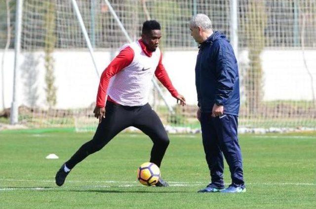 Antalyaspor'da Eto'o'nun 36'ncı Yaş Günü Antrenman Sahasında Kutladı