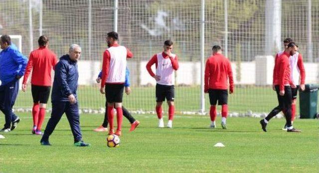 Antalyaspor'da Eto'o'nun 36'ncı Yaş Günü Antrenman Sahasında Kutladı