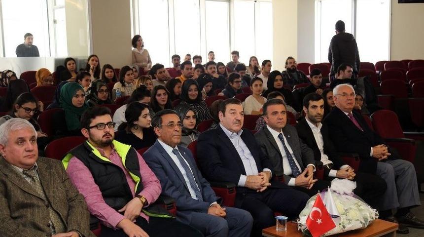 Başkan Kadıoğlu &Uuml;niversitelilere Darbeleri Anlattı