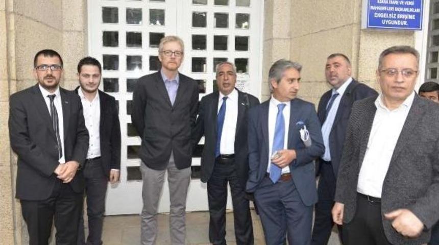 Fet&ouml; Duruşmasında Uluslararası G&ouml;zlemci Sakız &Ccedil;iğnediği I&ccedil;in Salondan &Ccedil;ıkarıldı