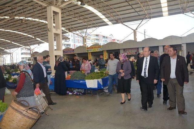 Başkan Özakcan, Fatih Kapalı Pazar Yeri Esnafını Ziyaret Etti