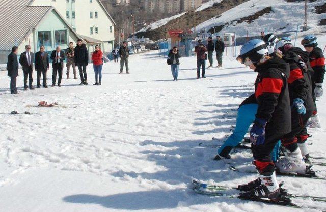 Vali Çınar’dan Kayakçılara Ziyaret