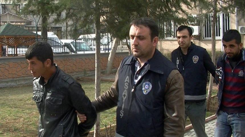 Aranan 2 Şahıs, Pusuya Yatan Polislerin Kovalamacası İle Yakalandı