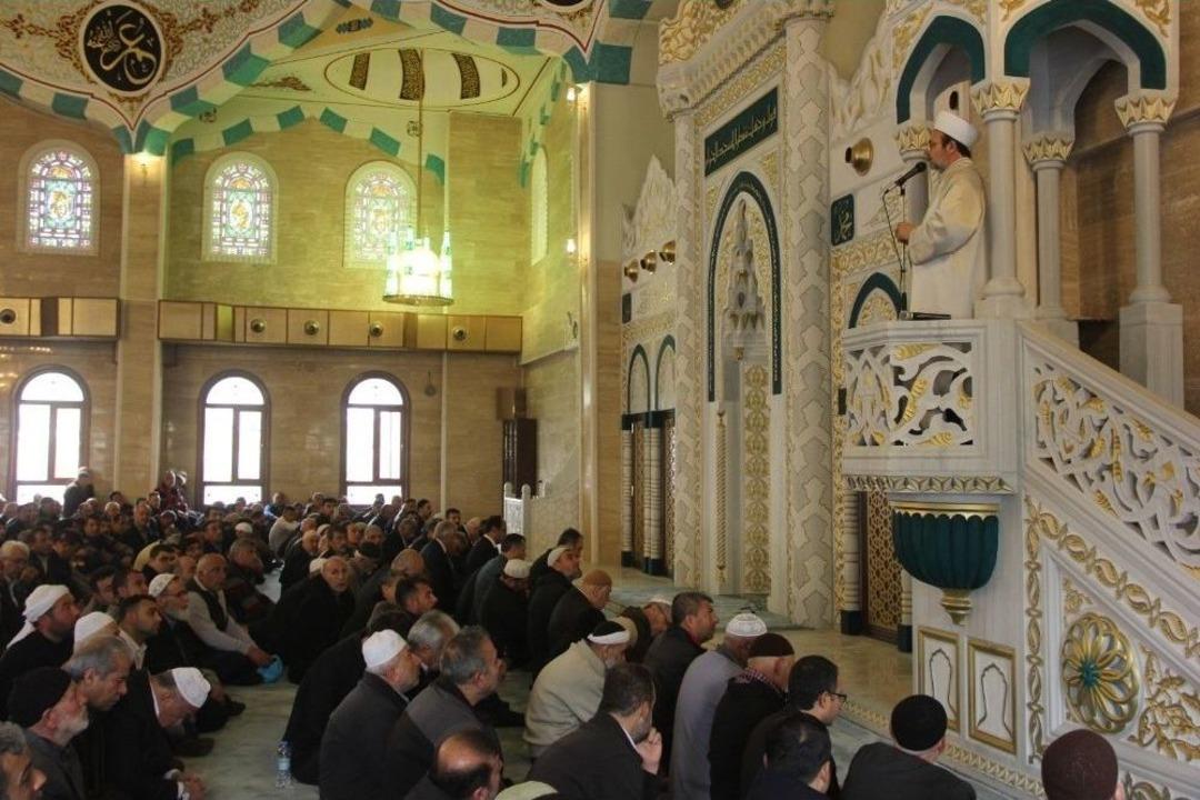 Diyanet İşleri Başkanı G&ouml;rmez, A&ccedil;ılışını Yaptığı Camide Namaz Kıldırdı