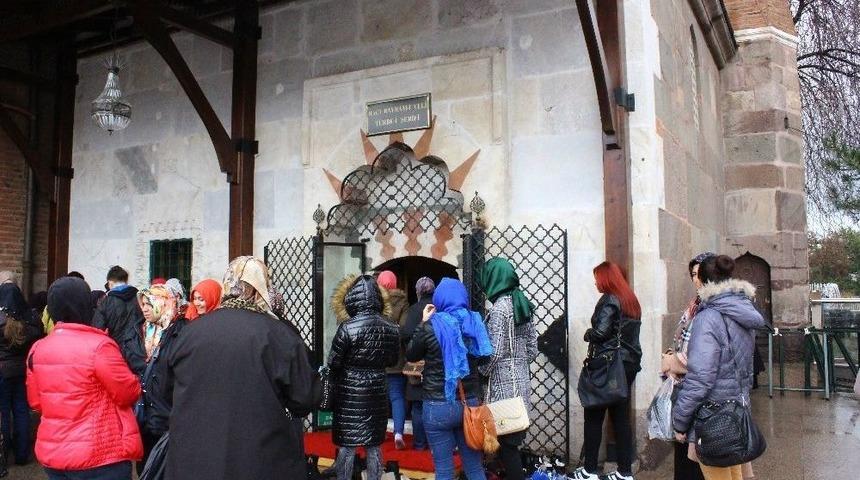 Ygs’ye Son 2 Gün Kala Öğrenciler Hacı Bayram Veli Hazretleri Türbesi’nde Dua Etti