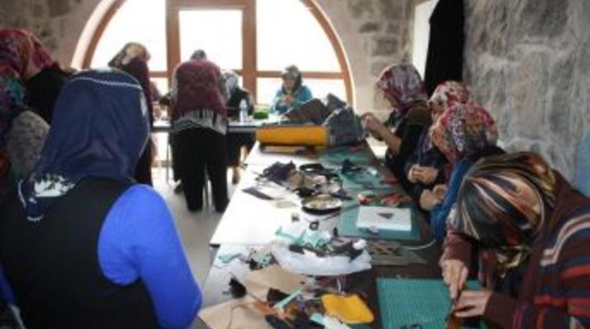 U&ccedil;hisar Kadın K&uuml;lt&uuml;r Ve Eğitim Merkezi&rsquo;nde, Deri Ve Aksesuar Kursu A&ccedil;ıldı