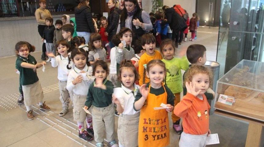 Bergamalı Minikler Kukla G&ouml;sterileri İle Eğlendi