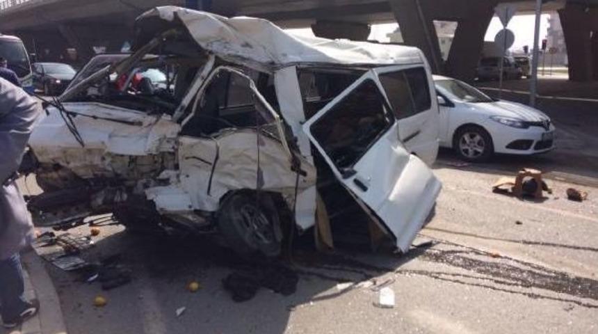 Tır'ın &Ccedil;arptığı Kamyonet S&uuml;r&uuml;c&uuml;s&uuml; &Ouml;ld&uuml;