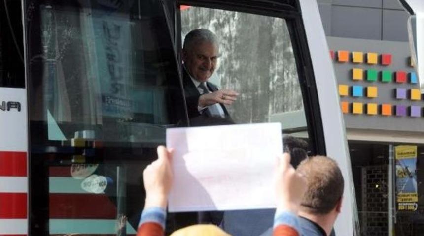Başbakan Yıldırım Cami Avlusunda Cuma Namazı Kıldı
