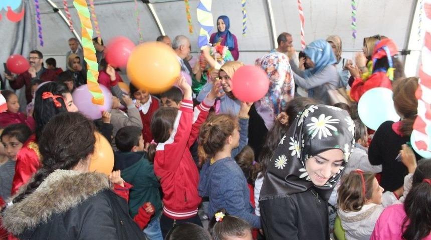 &Uuml;niversitelilerden Depremzede &Ouml;ğrencilere Moral Etkinliği