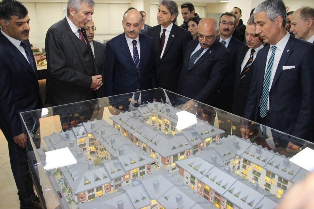 M&uuml;zezzinoğlu, Parmak B&uuml;y&uuml;kl&uuml;ğ&uuml;ndeki Bilgisayarları İnceledi