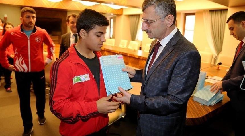 T&uuml;rkiye Şampiyonalarında Dereceye Giren Rizeli Sporcuları Makamında Kabul Etti.