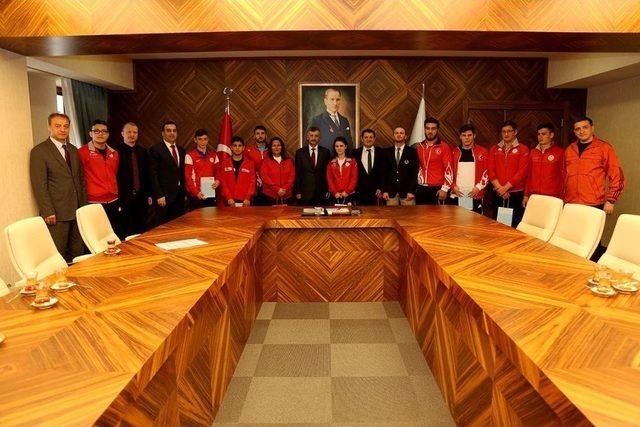 Türkiye Şampiyonalarında Dereceye Giren Rizeli Sporcuları Makamında Kabul Etti.