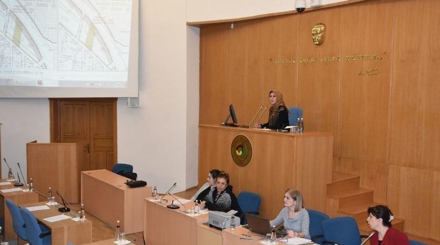 Belediye Meclisini Bayan Vekil Y&ouml;netti