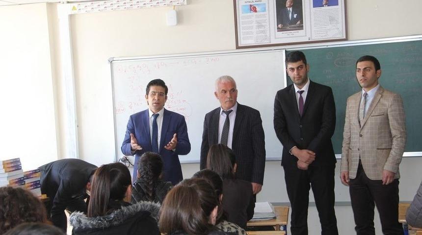 Kaymakam &Ouml;zt&uuml;rk&rsquo;ten &Ouml;ğrencilere Kitap