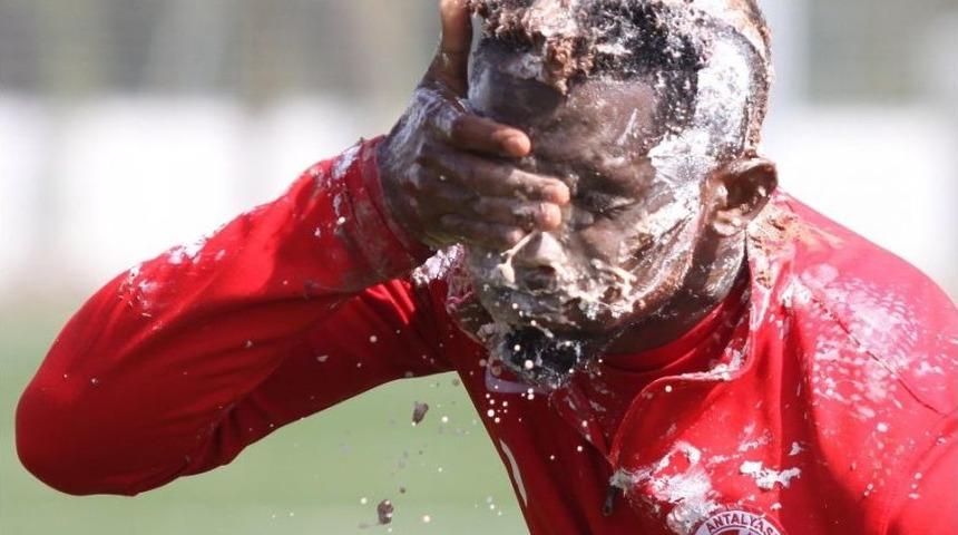 Eto&rsquo;o&rsquo;yu Kızdıran Doğum G&uuml;n&uuml; Kutlaması