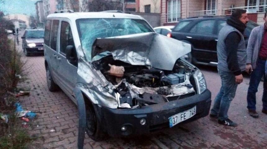 K&ouml;peğe &Ccedil;arpmamak İsterken Kamyonete Vurdu