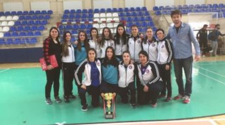 &Ccedil;om&uuml; Kadın Futsal Takımı Namağlup Şampiyon