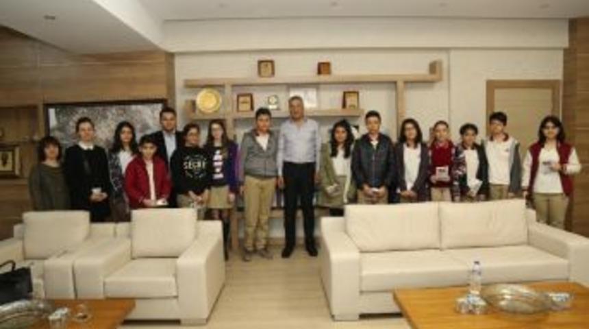 Ortaokul &Ouml;ğrencileri Park Temizliğine Talip Oldu