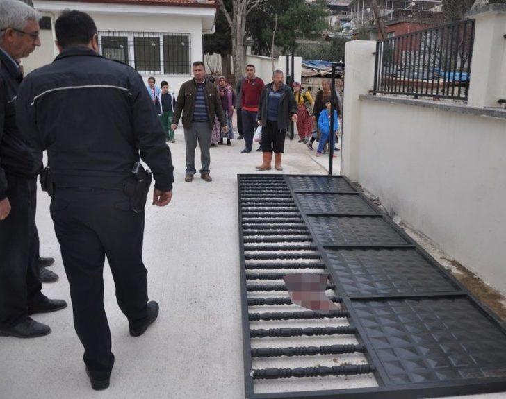 Üzerine Kapı Devrilen Öğrenci Yaralandı G1