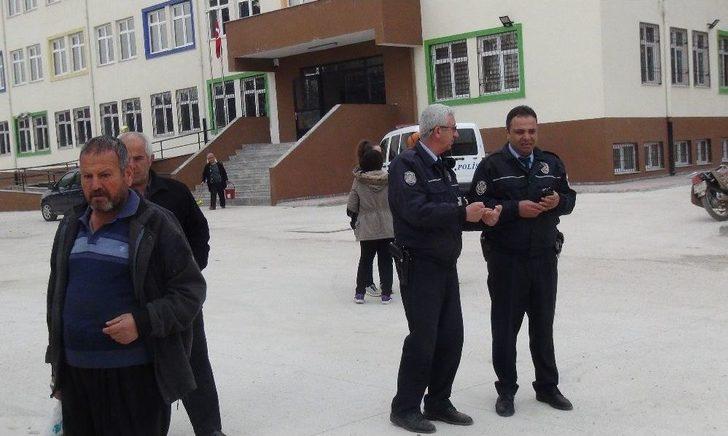 Üzerine Kapı Devrilen Öğrenci Yaralandı G2