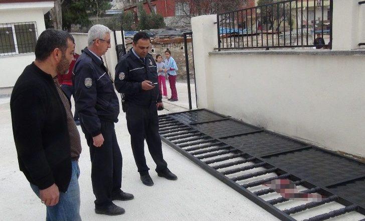 Üzerine Kapı Devrilen Öğrenci Yaralandı G3
