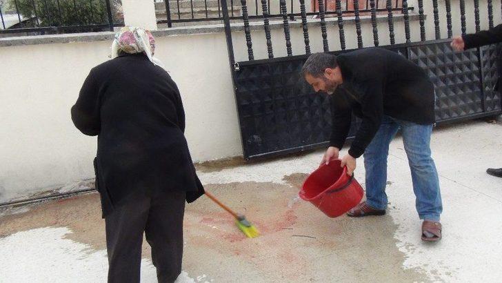 Üzerine Kapı Devrilen Öğrenci Yaralandı G4