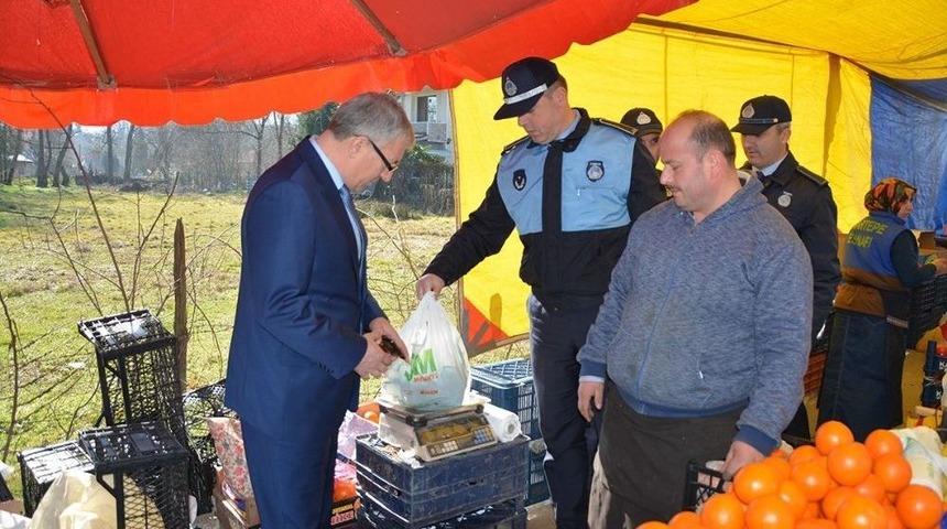 Zabıta M&uuml;d&uuml;r&uuml; &Ouml;zbayraklı, Pazar Esnafını Denetledi