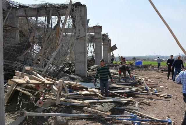 Beton Dökülürken Kalıplar Çöktü: 3 İşçi Yaralı