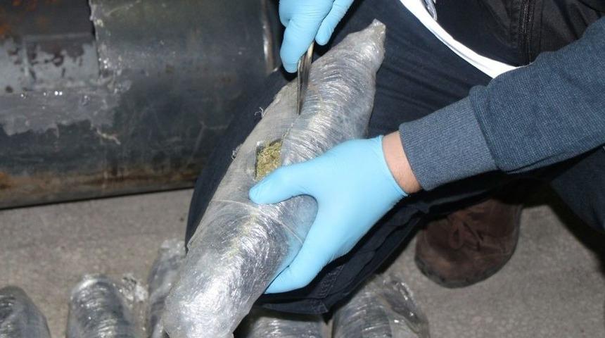 İzmir&rsquo;e Uyuşturucu Sokmaya &Ccedil;alışırken Yakalandı