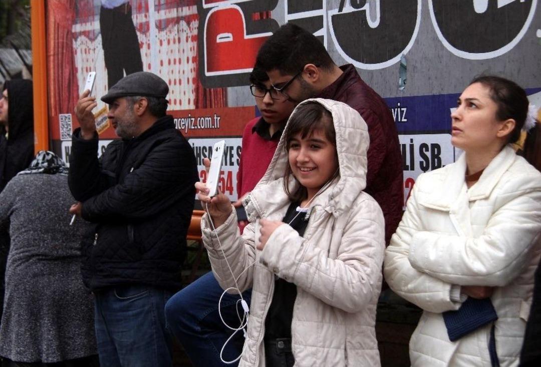 Film &Ccedil;eker Gibi İntihar Girişimini &Ccedil;ektiler