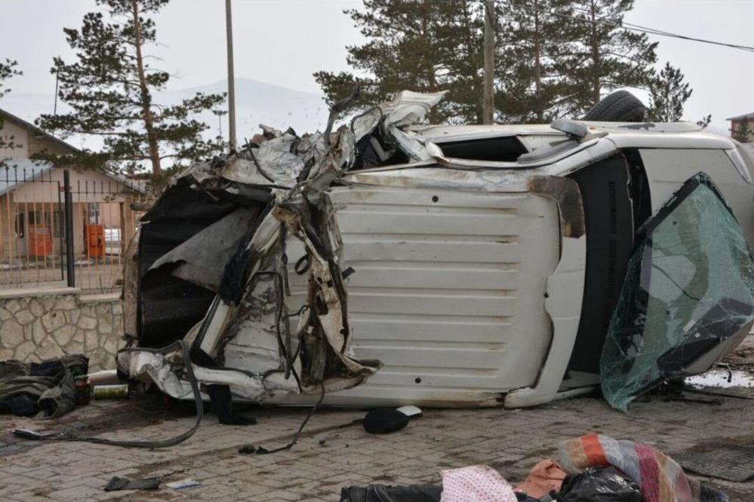 Freni Patlayan Tır, Işıklarda Bekleyen Otomobili Bi&ccedil;ti