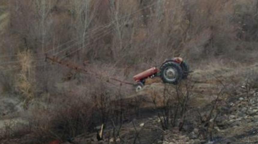 Trakt&ouml;r Elektrik Direğine &Ccedil;arpınca Yangın &Ccedil;ıktı