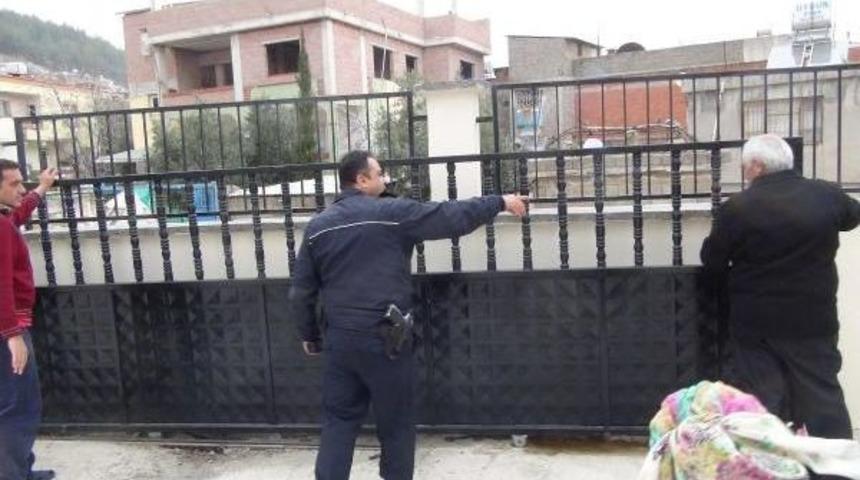 Okulun Demir Kapısının Altında Kalan &Ccedil;ocuk Yaralandı