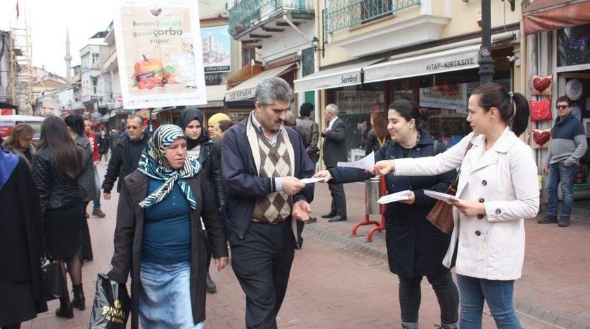 Öğrencilerden Vatandaşlara Çorba İkramı